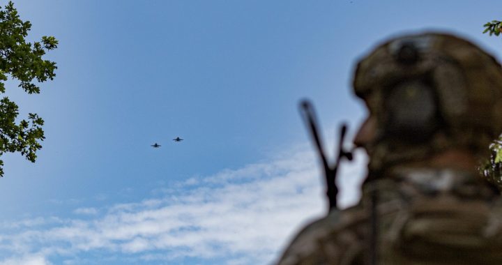 Militāro mācību ietvaros lidos lidmašīnas