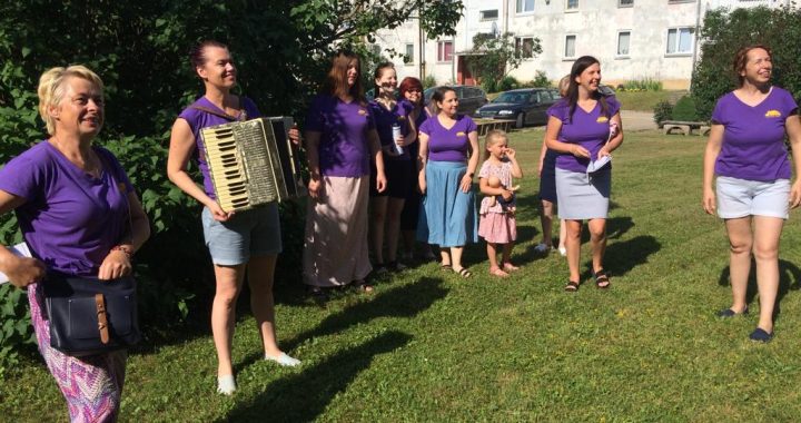 Irlavniekus modina ar dziesmu