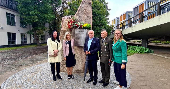 Rīgā uzstāda jaunpilnieku dāvinātu piemiņas akmeni