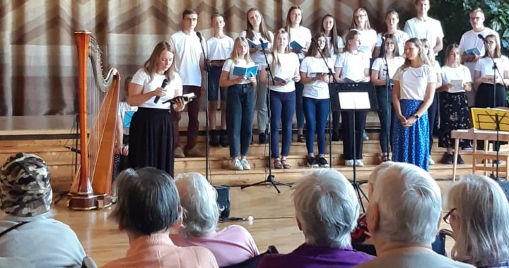 Jaunieši viesojas SAC ‘Rauda’ – sakopj puķu dobes un kapsētu