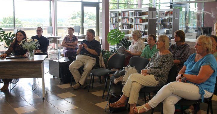 Tukuma bibliotēkā diskutē par to, kā seniori patērē medijus