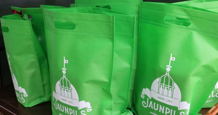 Jaunpilī svinīgi atklāj sociālo grupu dzīvokļu māju “Lodes”