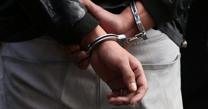 Mēģinājums aizbēgt no policijas beidzas ar aizturēšanu un rokudzelžu uzlikšanu