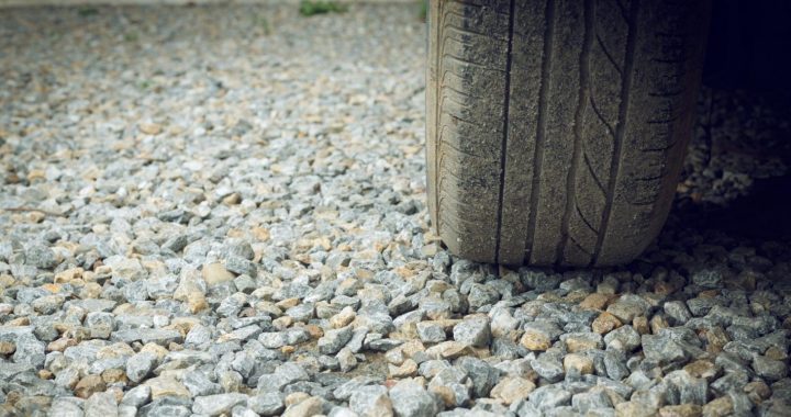 Kandavas pagastā pēc frontālas automašīnu sadursmes gājusi bojā sieviete. Vadītājs – aizmucis