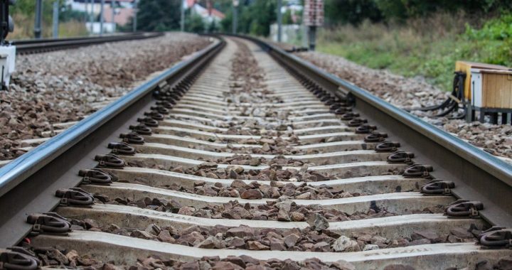 Vīrietis Tukuma novadā stāv uz sliedēm un aptur vilcienu