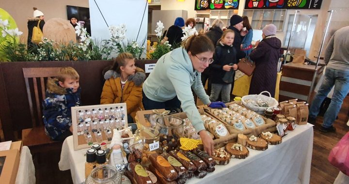 Ziemassvētku tirdziņš Tukumā. Vēl līdz 14.00 var paspēt!