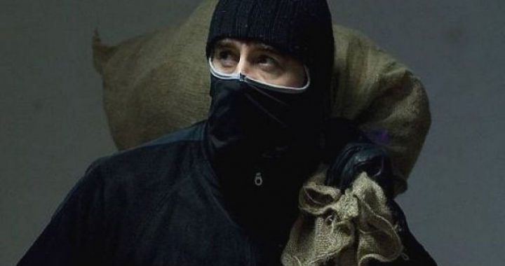 Zog granulas un krīt no mopēdiem