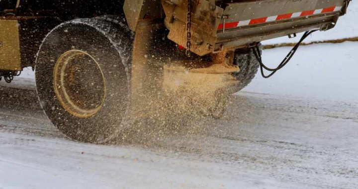 Autovadītāju ievērībai: Šorīt valsts rietumos, austrumos un ziemeļos ir apgrūtināti braukšanas apstākļi, strādā 93 tehnikas vienības