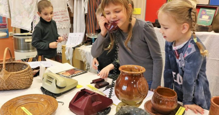 Jaunpils bērnudārzā izveidota seno lietu izstāde/FOTO/