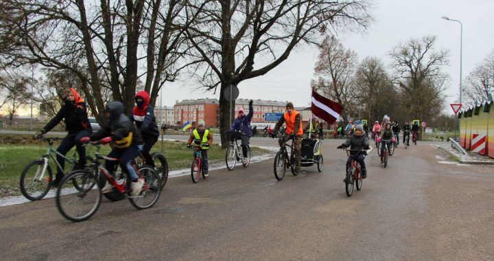 Pūrē Latvijas dzimšanas dienu atzīmē ar tradicionālo velobraucienu /FOTO/