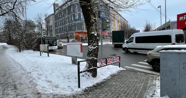 Pie krustojuma uzlikta atbalsta marga