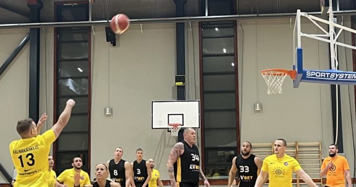 Tukumā noris jautra basketbola spēle, kuras mērķis – labdarība