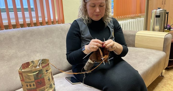 Arī skolotāji ada zeķes karavīriem