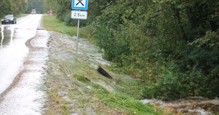 Piešķir kompensācijas par izskalotiem ceļiem