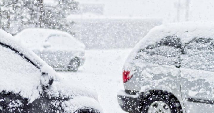 Autovadītāju ievērībai: pirmdien jāplāno papildu laiks ceļā un jārēķinās ar apgrūtinātiem braukšanas apstākļiem