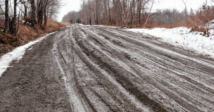 Kurzemē un Zemgalē uz grants ceļiem vietām iestājies šķīdonis