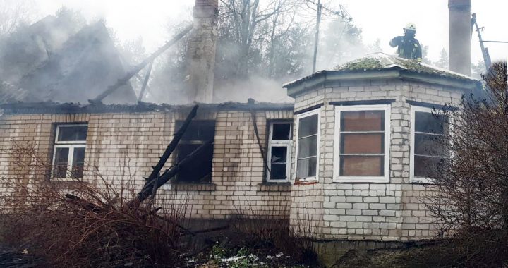 Jaunā gada pirmajā dienā dedzis mājas jumts Engurē