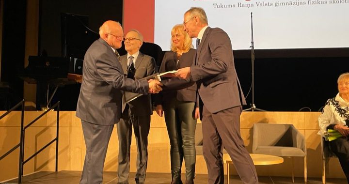 Balvu par mūža ieguldījumu saņem Vilnis Reguts