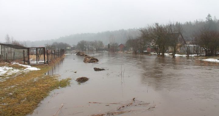 Kad upe nāk sētsvidū