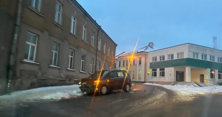 Negadījums “stacijas kalnā” Tukumā/FOTO/