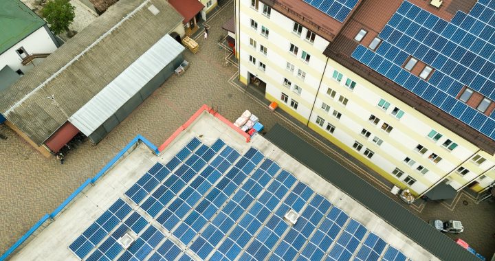 Padomi daudzdzīvokļu namu iemītniekiem, kas aizdomājušies par saules paneļu izvietošanu