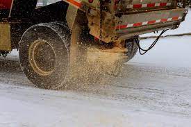 Autovadītāju ievērībai: apledojuma dēļ lielā daļā Latvijas teritorijas apgrūtināti braukšanas apstākļi, strādā 108 ziemas tehnikas vienības