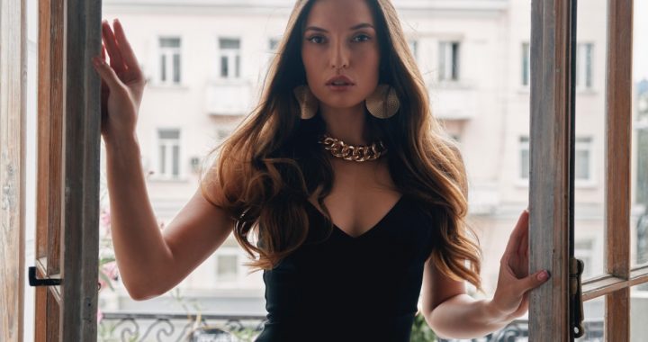 Noderīgi padomi, kā izvēlēties kokteiļkleitu, kas atbilst jūsu ķermeņa formām