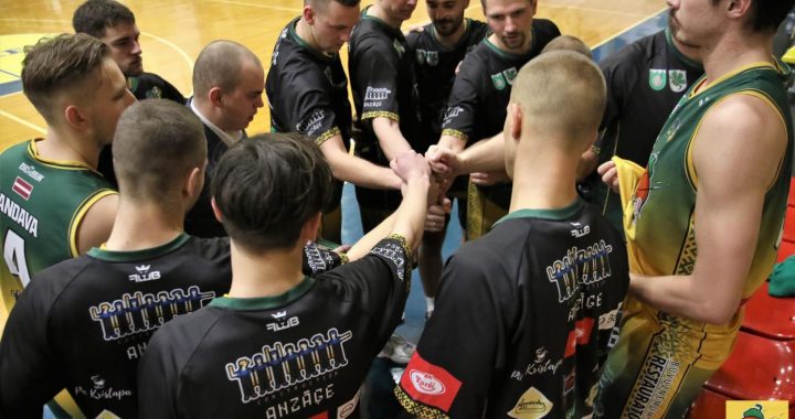 Kandavnieki turpina cīņu par zeltu