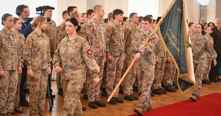 Rīgs pilī iesvētīts Pulkveža Oskara Kalpaka profesionālās vidusskolas karogs