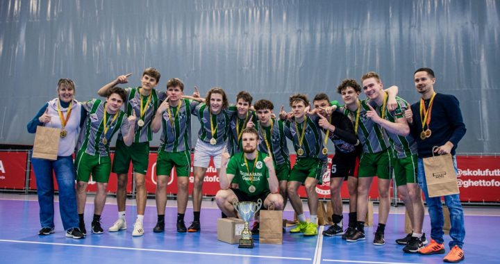 Tukuma Raiņa Valsts ģimnāzijas jaunieši izcīna medaļas telpu futbolā