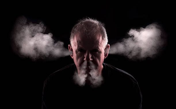 Staigā pa ceļu vidu un bļaustās