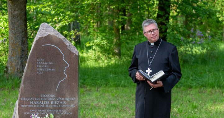 Lestenē atklāta piemiņas zīme Haraldam Biezajam