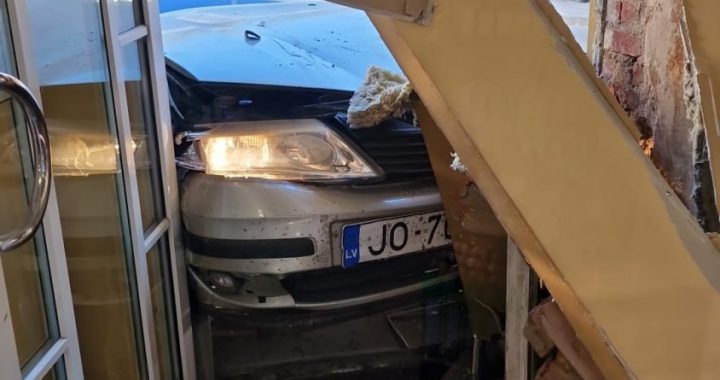 Auto Kandavā iebrauc veikala durvīs