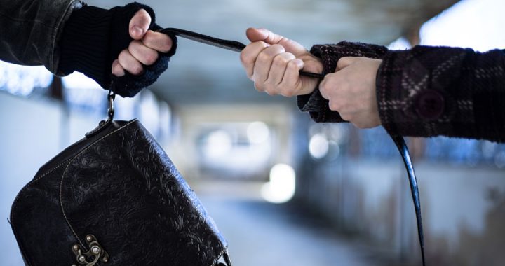 Pateicoties drosmīgam garāmbraucējam, Valsts policija par laupīšanu Tukumā aiztur vīrieti!