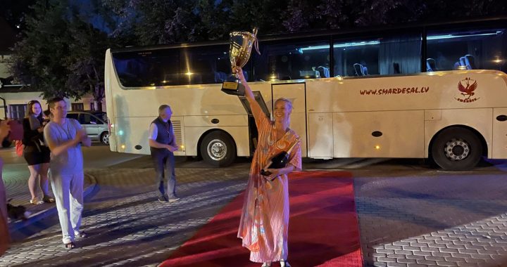 Pēc uzvaras festivālā svinīgi sagaida «Demo» dejotājus/foto un video/