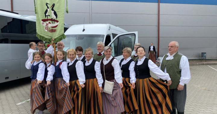 Tukuma novada kolektīvi ceļā uz Dziesmu un deju svētku gājienu/foto/