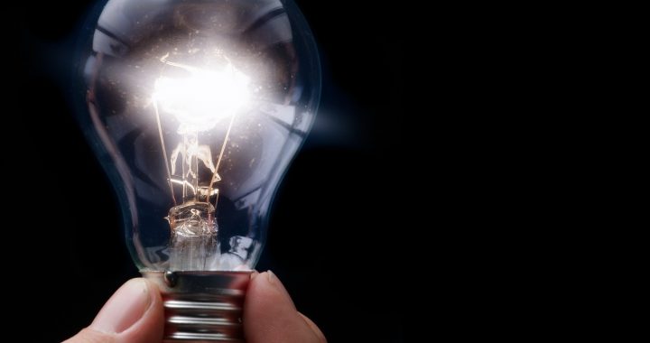 Kāpēc mainās elektroenerģijas cenas