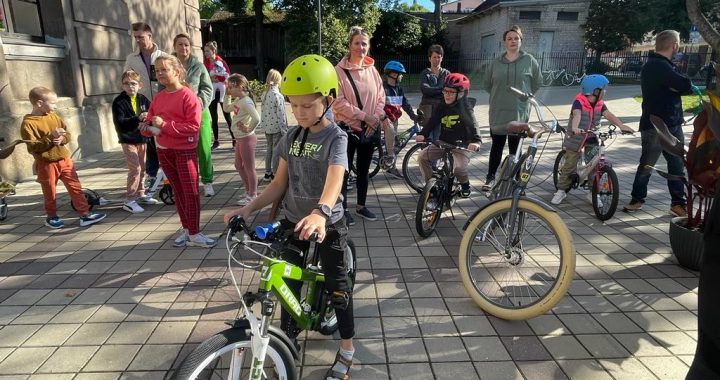 Tukumā pie 3. pamatskolas pacelts Zaļais karogs/foto un video/