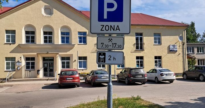 Aicina pievērst uzmanību ceļa zīmei pie poliklīnikas