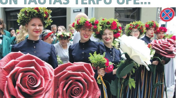 Kā krāšņa ļaužu, ziedu un tautas tērpu upe…