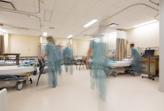 Turpina pieaugt Covid-19 pacientu skaits slimnīcās