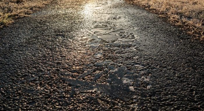 Brīdina par apledojumu; arī uz Ventspils šosejas