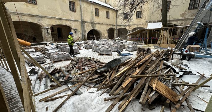 Uzsākti Jaunpils pils jumta atjaunošanas darbi