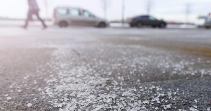 Brīdina par apledojušiem ceļiem