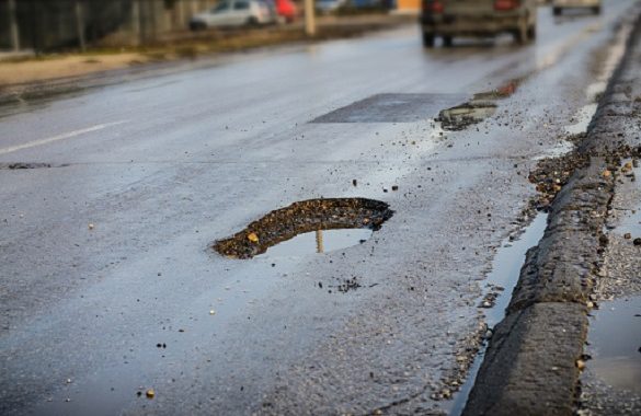 Mainīgos laikapstākļos novecojušā asfalta segumā pastiprināti veidojas bedres, brīdina «LVC»