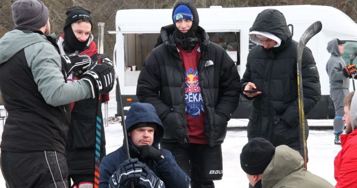 Neliels ieskats «Pīrādziņa hokejā» Kandavā