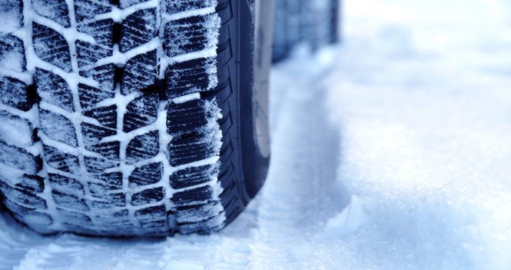 Kandavas pagastā auto ietriecas ēkā