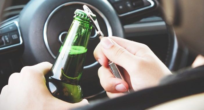 Dzērumā iebrauc žogā