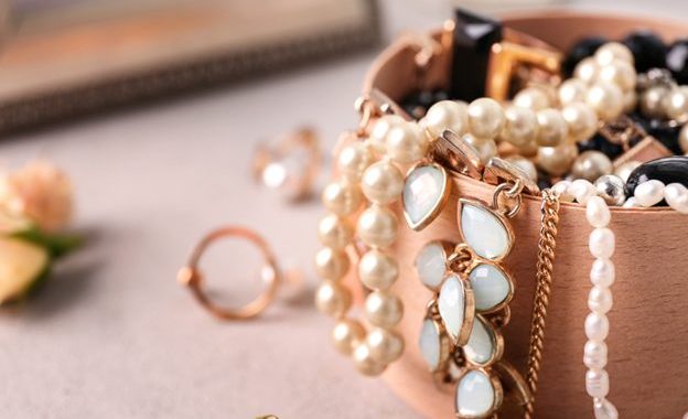 Kādus juvelierizstrādājumus piemeklēt gaidāmajai vasarai