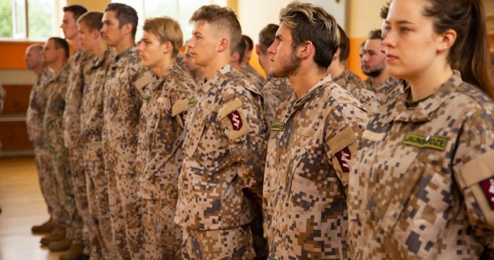 Valdība apstiprina Valsts aizsardzības mācības ieviešanu un 12. klases skolēnu tiesības šogad nekārtot monitoringa darbus